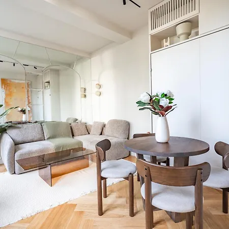 Chic Renovated Apartment, Heart Of
